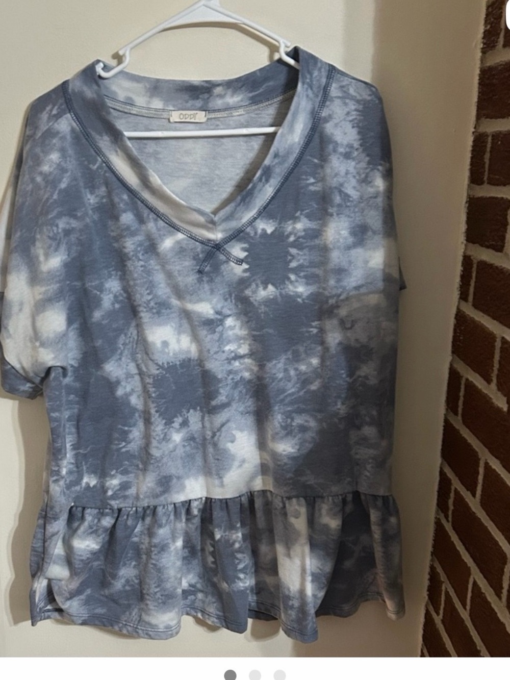 ODDY Size 2x Blue and White Tie-Dye V-Neck Ruffle Hem Short Sleeve Top